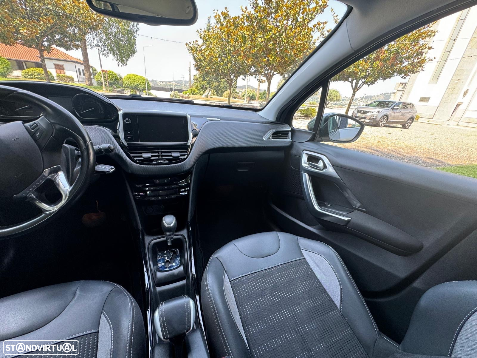 Peugeot 2008 1.2 PureTech Allure EAT6 - 9
