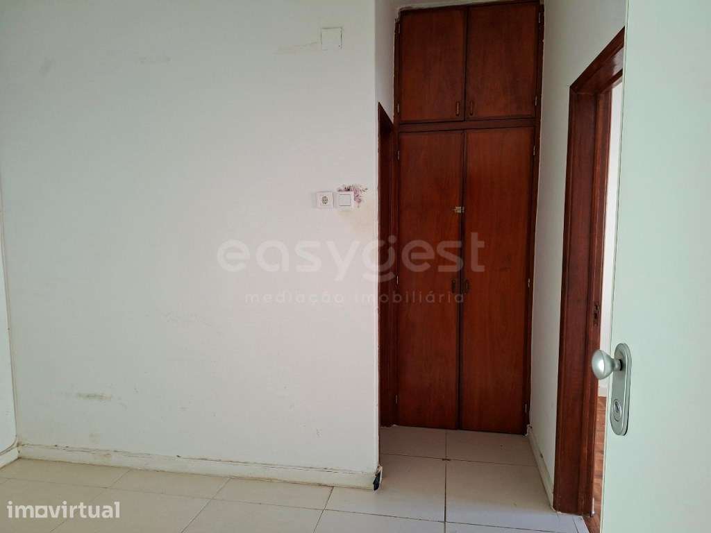 Apartamento T1 com excelente localização no Barreiro - Grande imagem: 4/17