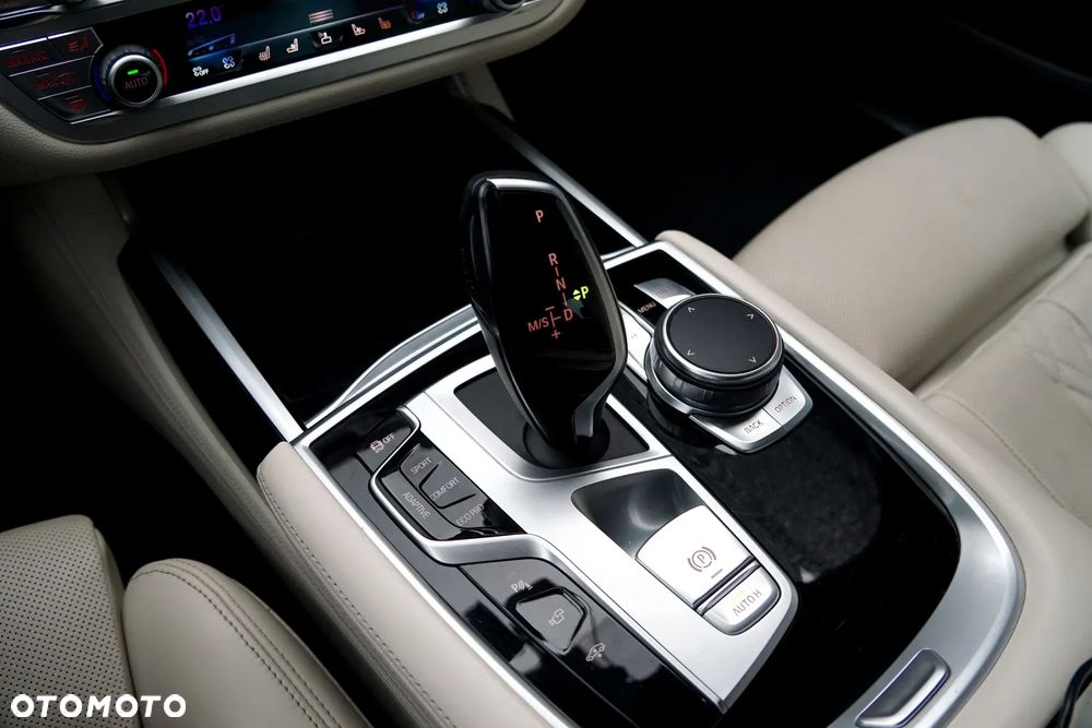 BMW Seria 7 750i xDrive sport - 35