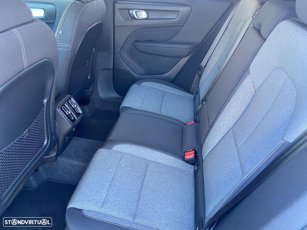 Volvo XC 40 2.0 B3 Black Edition - 11