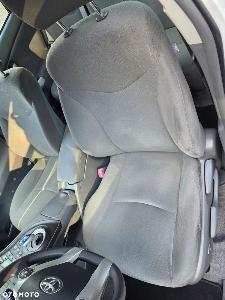 Toyota Prius (Hybrid) - 12