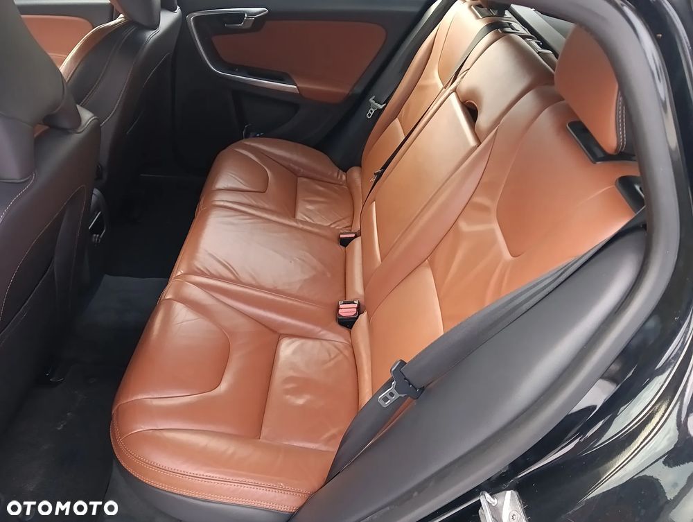 Volvo V60 D6 AWD Plug-in Hybrid R-Design Momentum - 38