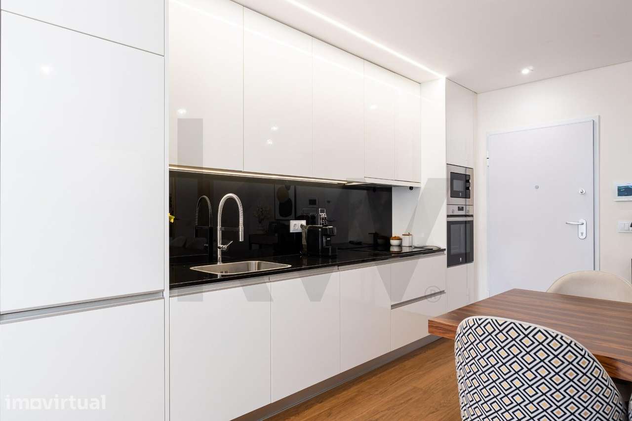 Apartamento T1+1 com varanda e lugar de garagem em Canidelo - Grande imagem: 3/26