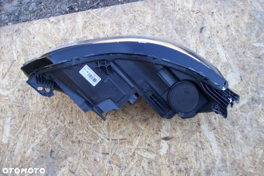 LAMPA PRZEDNIA PRAWA  LED EUROPA PEUGEOT 5008 - 2