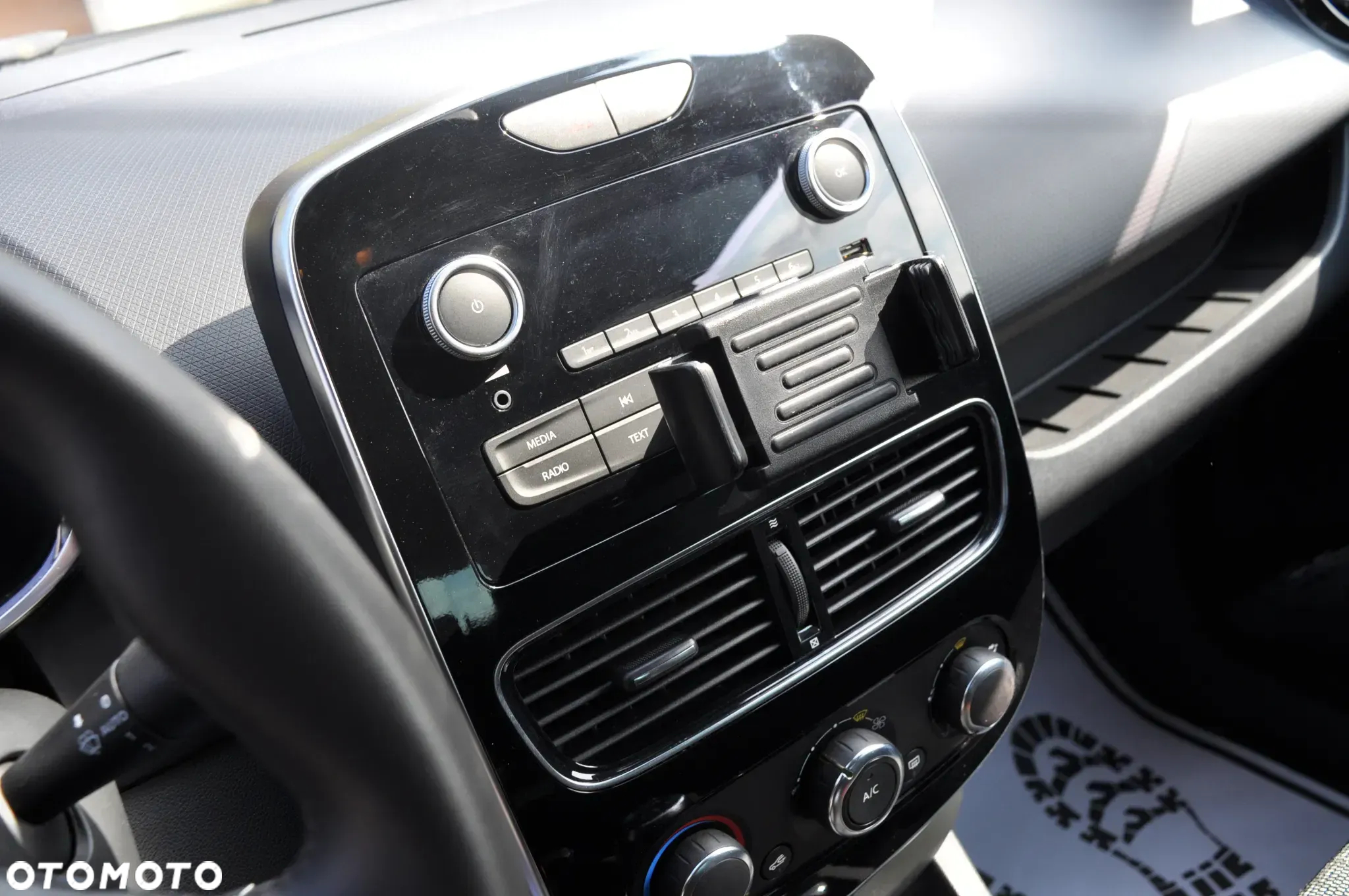 Renault Clio (Energy) TCe 75 Start & Stop LIMITED - 32