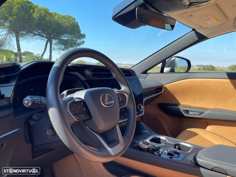 Lexus RZ 450e Premium Monotone c/ mala elétrica - 29