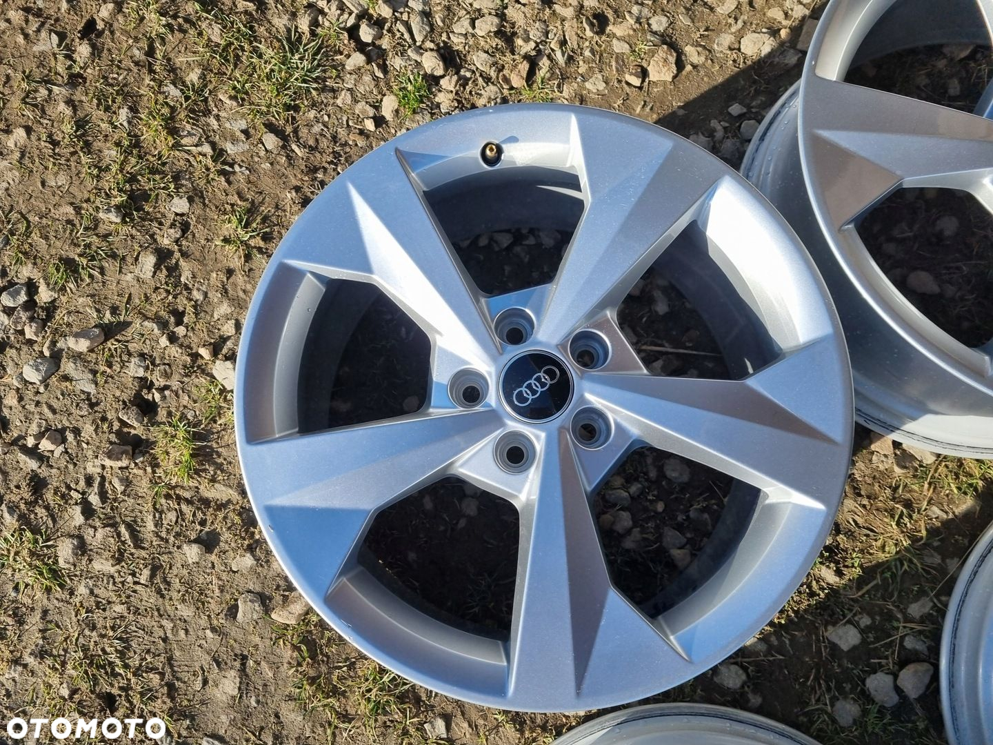 AUDI 8Y0 A3,Q3,VW GOLF,SKODA,SEAT LEON alu 8X18 ET44 5X112 4szt.super stan - 5