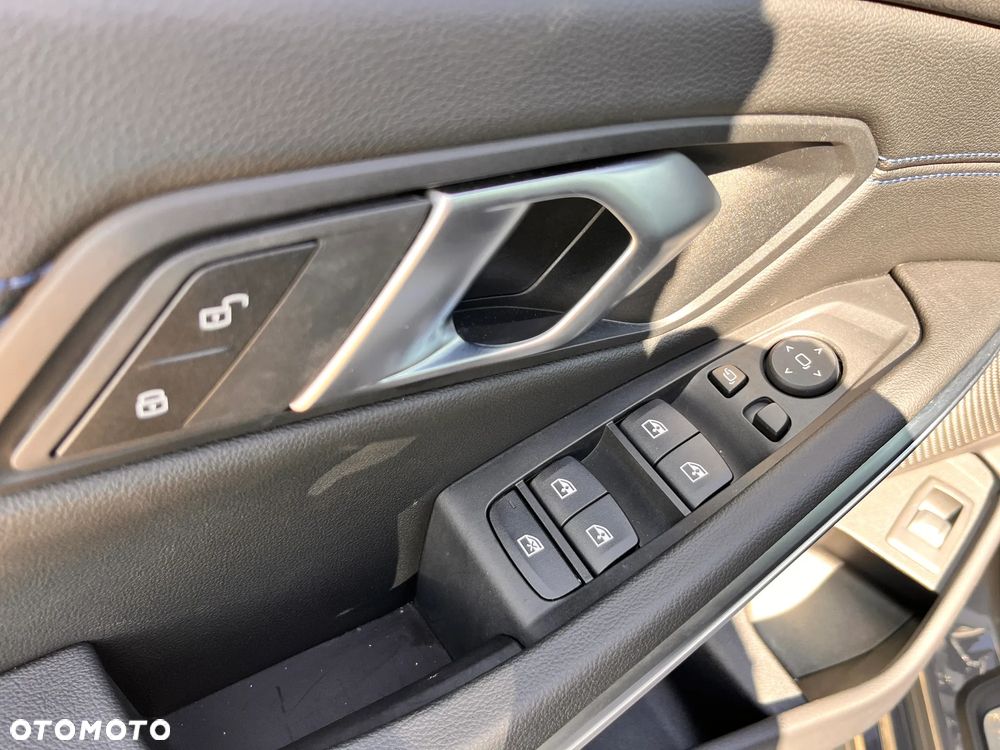 BMW Seria 3 330i xDrive M Sport sport - 27