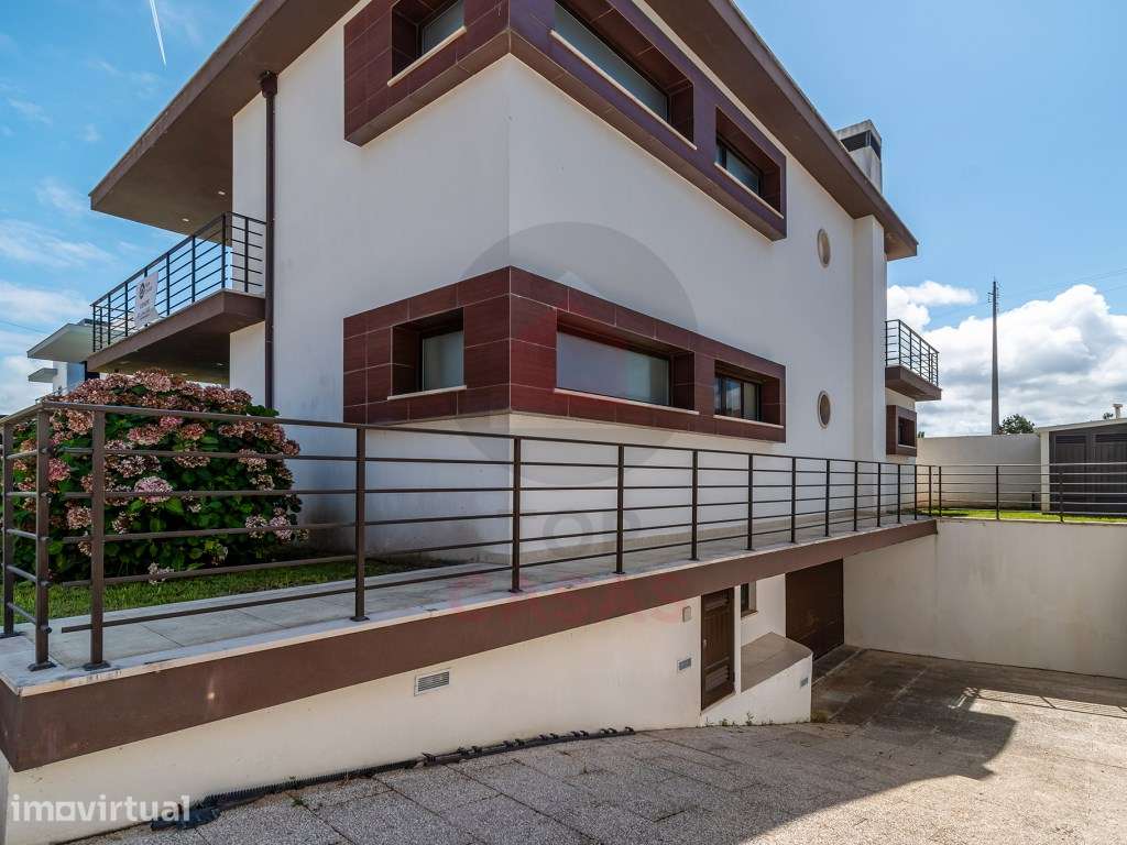 Moradia contemporânea com piscina privada em Salir do Porto - Grande imagem: 4/50
