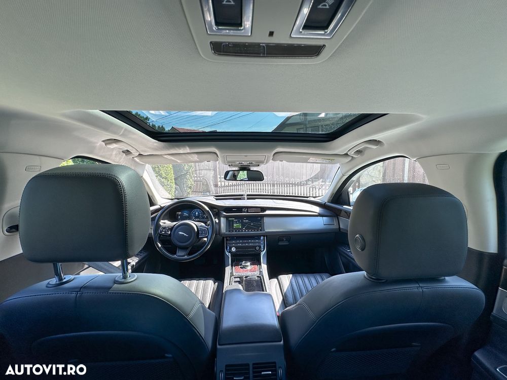 Jaguar XF 20d RWD Portfolio - 11