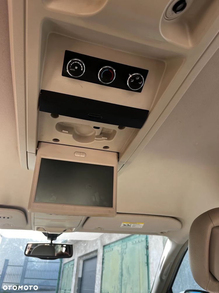 Chrysler Town & Country - 20
