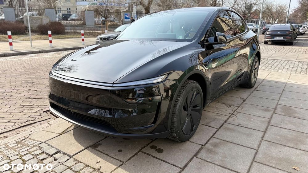Tesla Model Y Standard Long Range RWD - 2