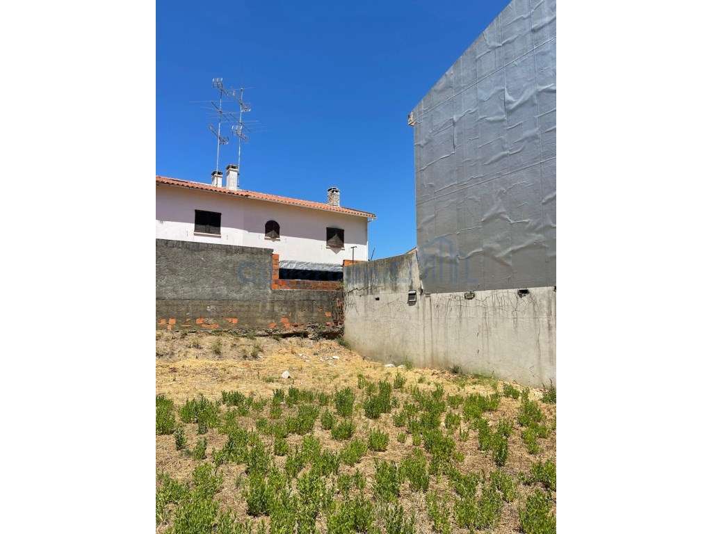 Terreno para construção de edifício de 4 pisos, centro de Ourém - Grande imagem: 2/7