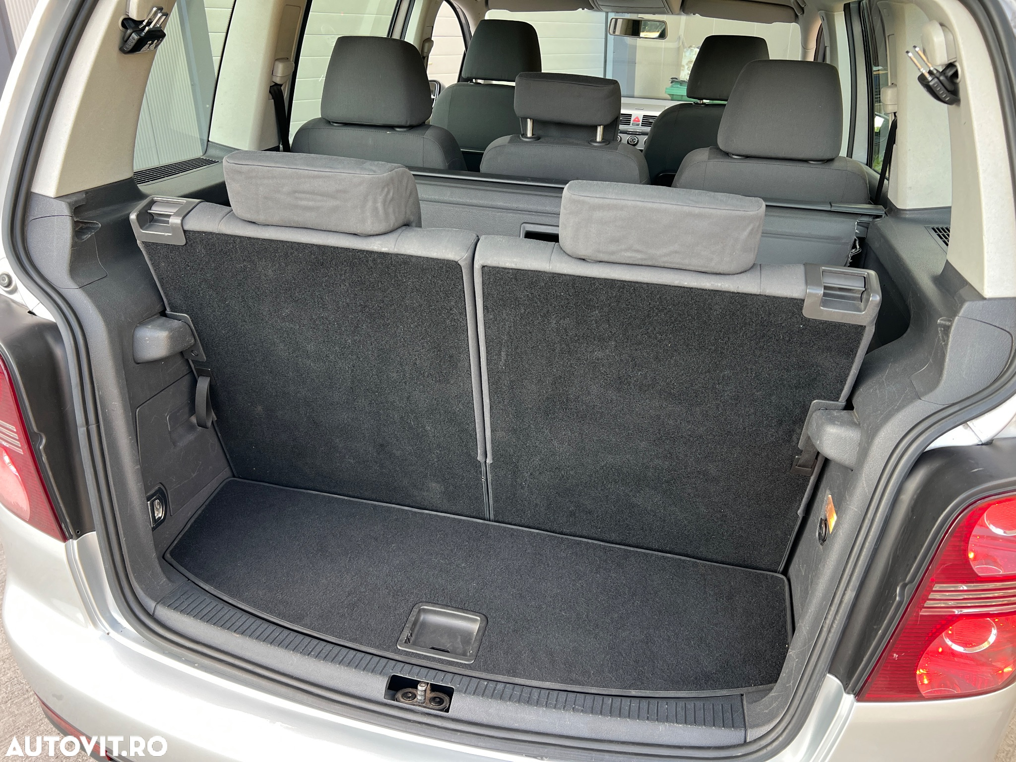 Volkswagen Touran 1.9 TDI Conceptline - 10