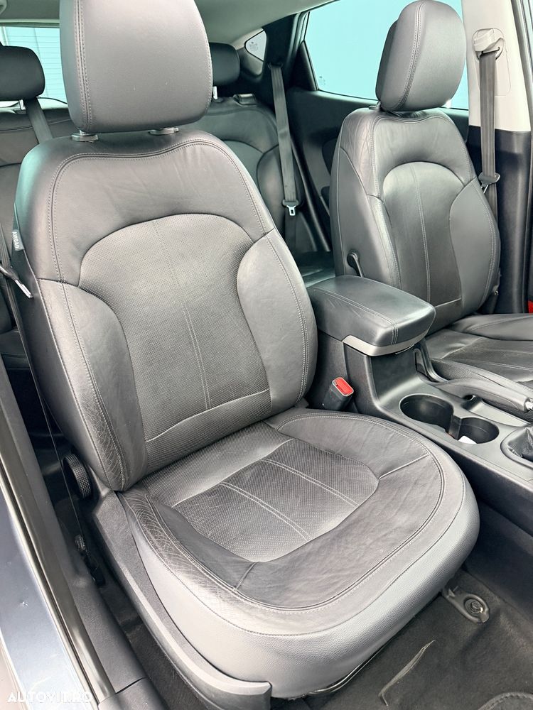 Hyundai ix35 2.0 CRDI 4WD Fifa World Cup Gold Edition - 18