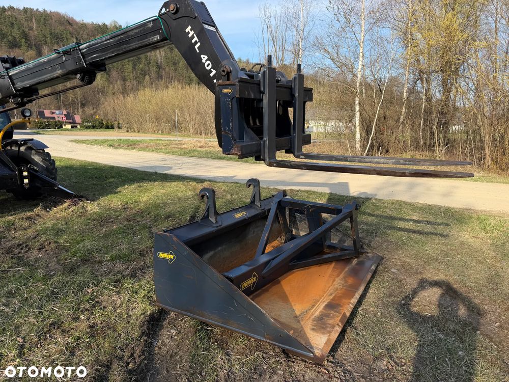 Haulotte HTL 4017 Ładowarka Teleskopowa Dźwig 17m. z Bocianem 22m. Łyżka szufla. widły z Hydraulicznym posuwem! Maszyna z Komuny Norweskiej! Jak Nowa z Salonu. DEKRA aktualna na cały osprzęt! Kamera + szybkozłącze! Bocian 5m. Szybka wolna jazda! Pełna Dokumentacja Serwisowa! Opony zero zużycia! Zero luzów i wycieków! Stabilizatory 2ośie. Wielka Okazja 3430 mtg! Webasto. Gniazdo 220v. Bogata Wersja Norweska - 2