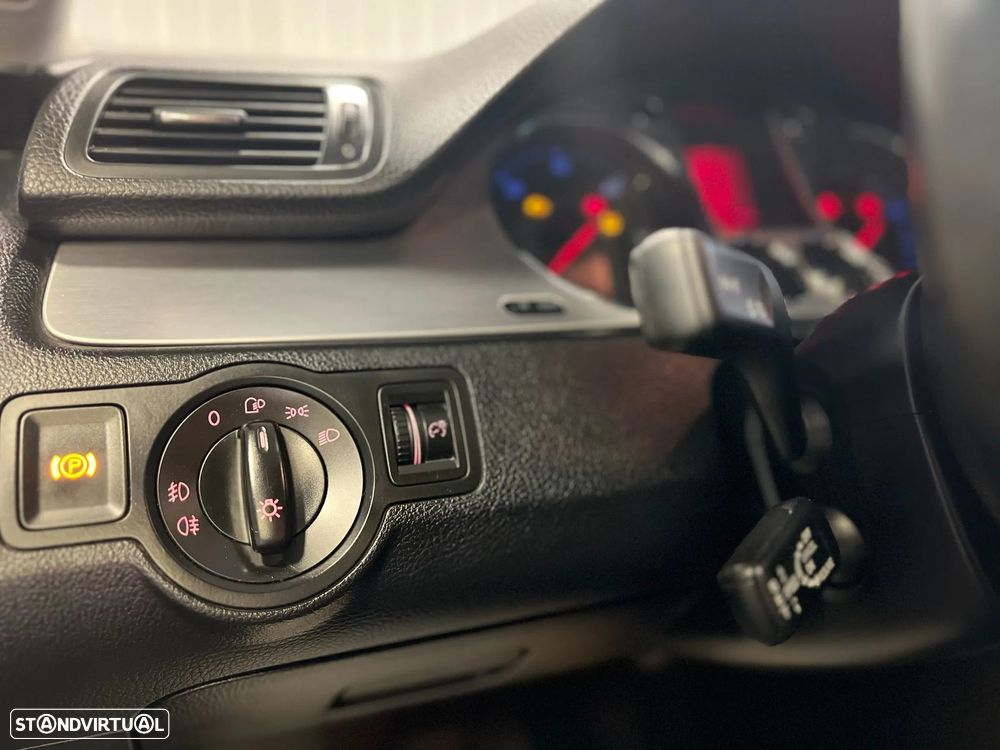 VW Passat 2.0 TDI Highline - 11