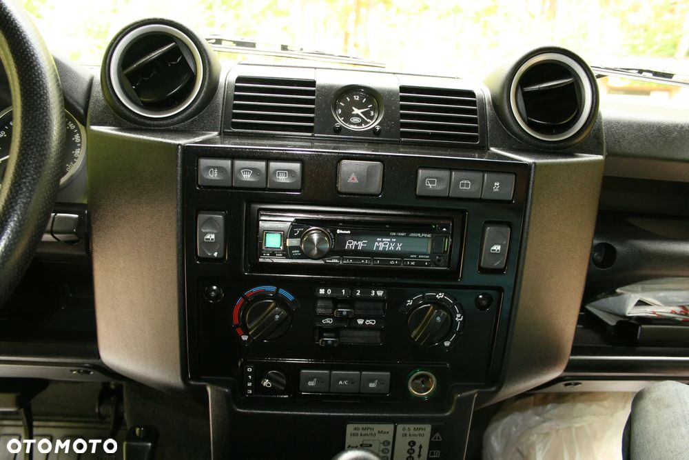Land Rover Defender - 20