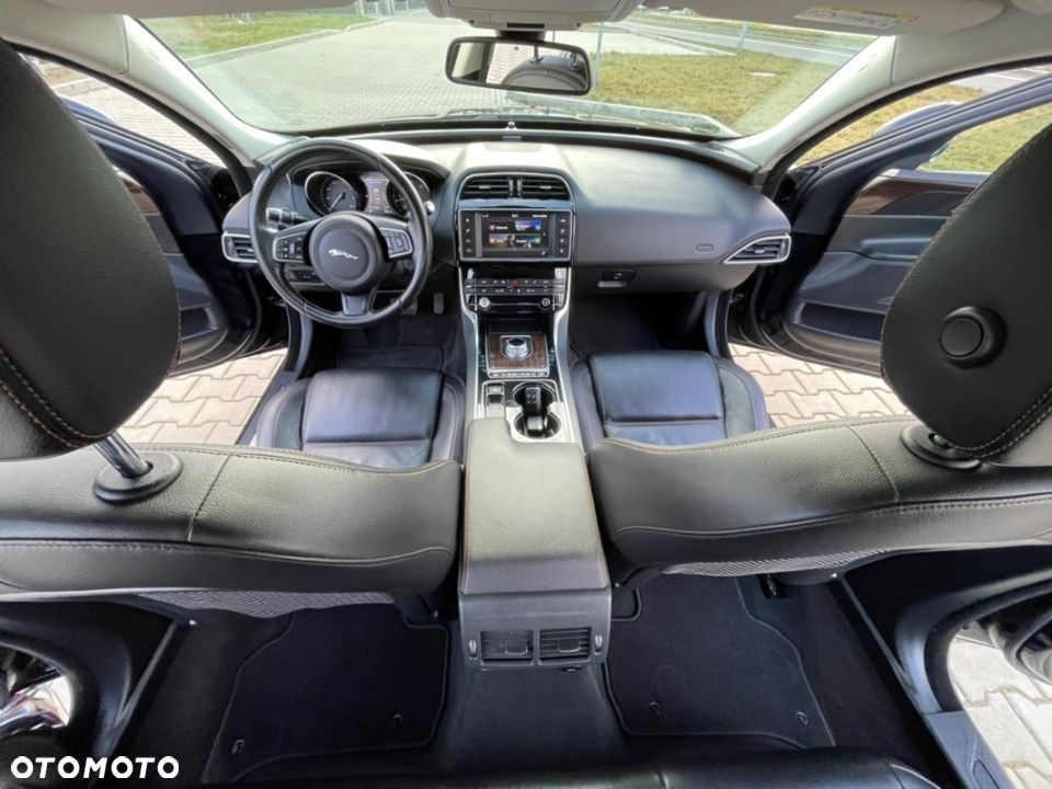 Jaguar XE 2.0 D AWD Prestige - 25