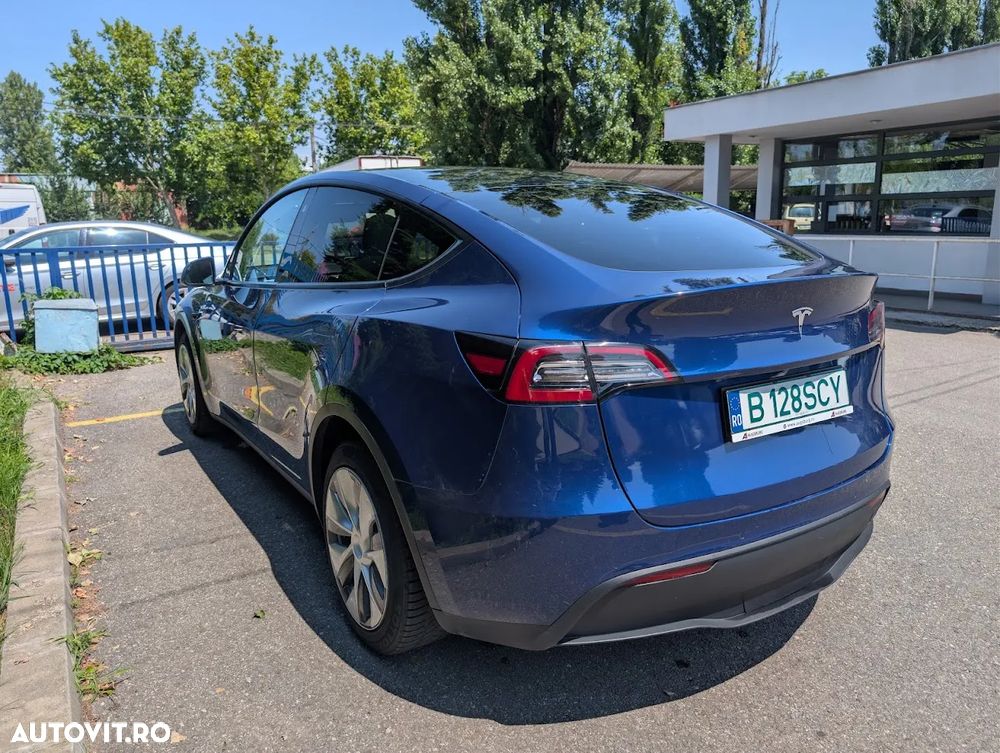 Tesla Model Y - 9