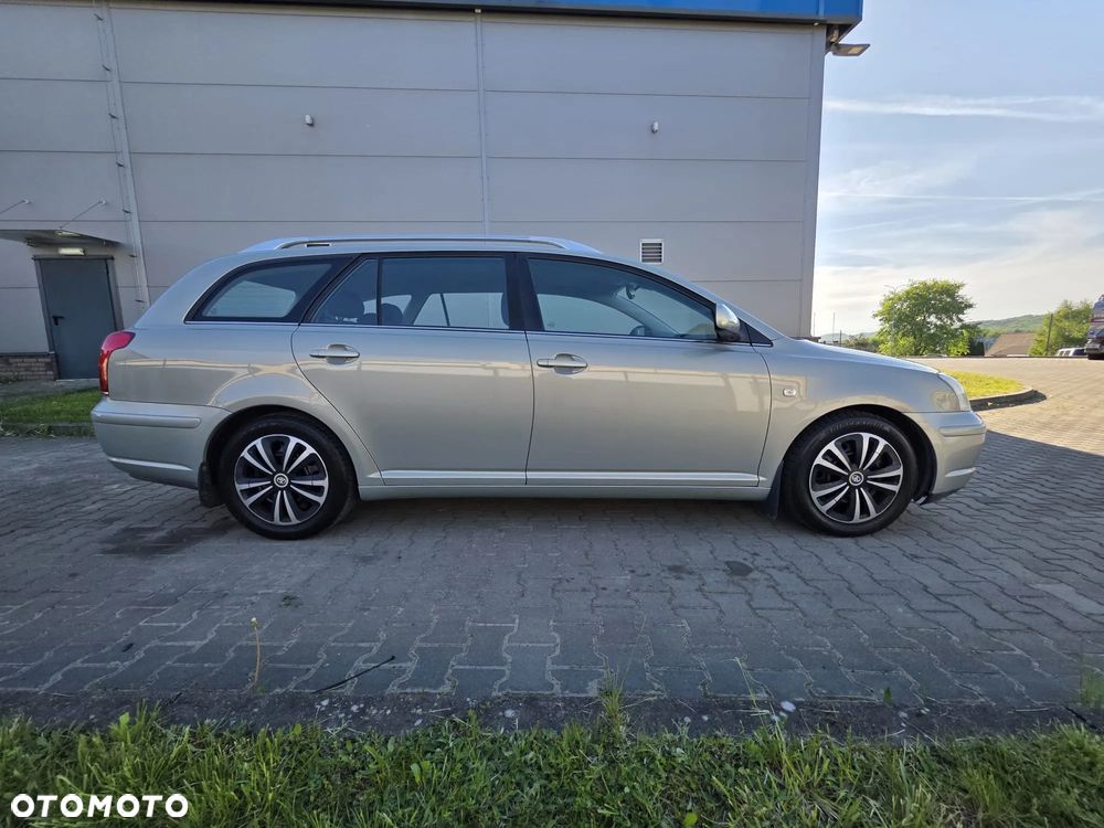 Toyota Avensis 2.0 VVT-i High - 16