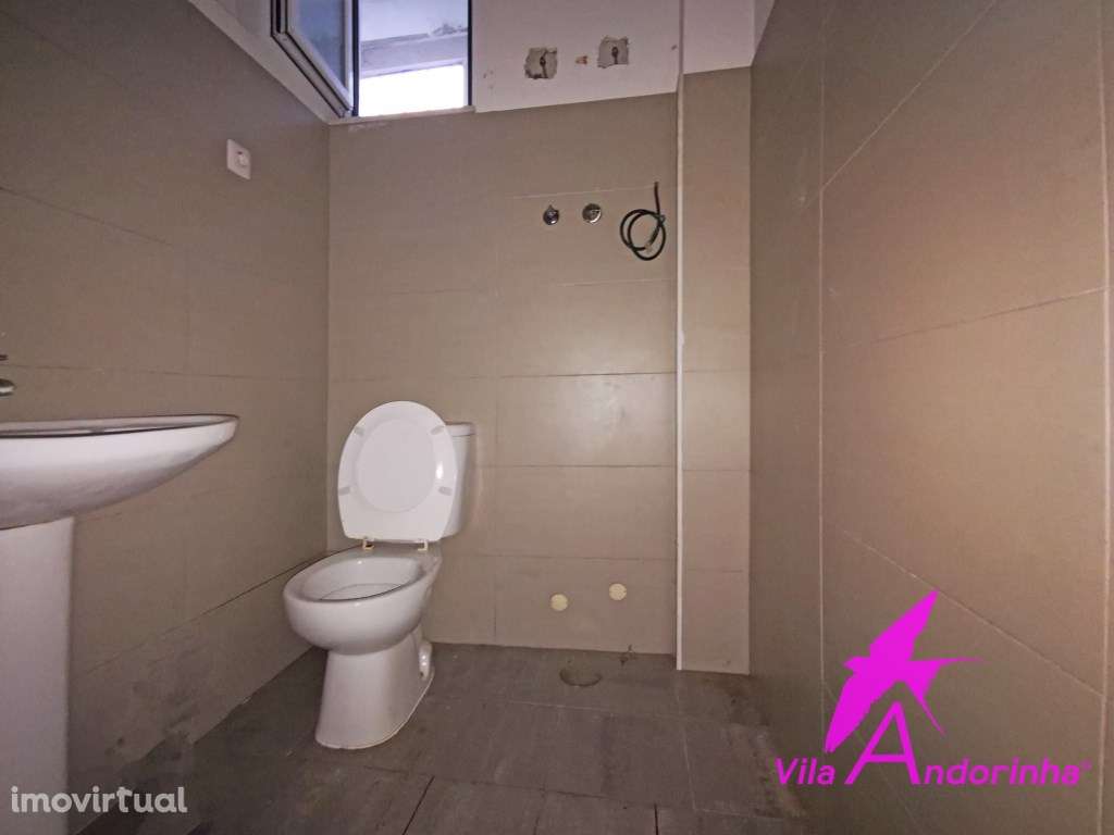 Prédio no centro histórico de Viana - Grande imagem: 5/22