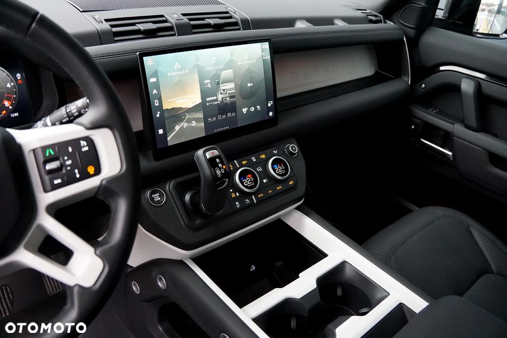 Land Rover Defender 110 D250 X-Dynamic SE - 24