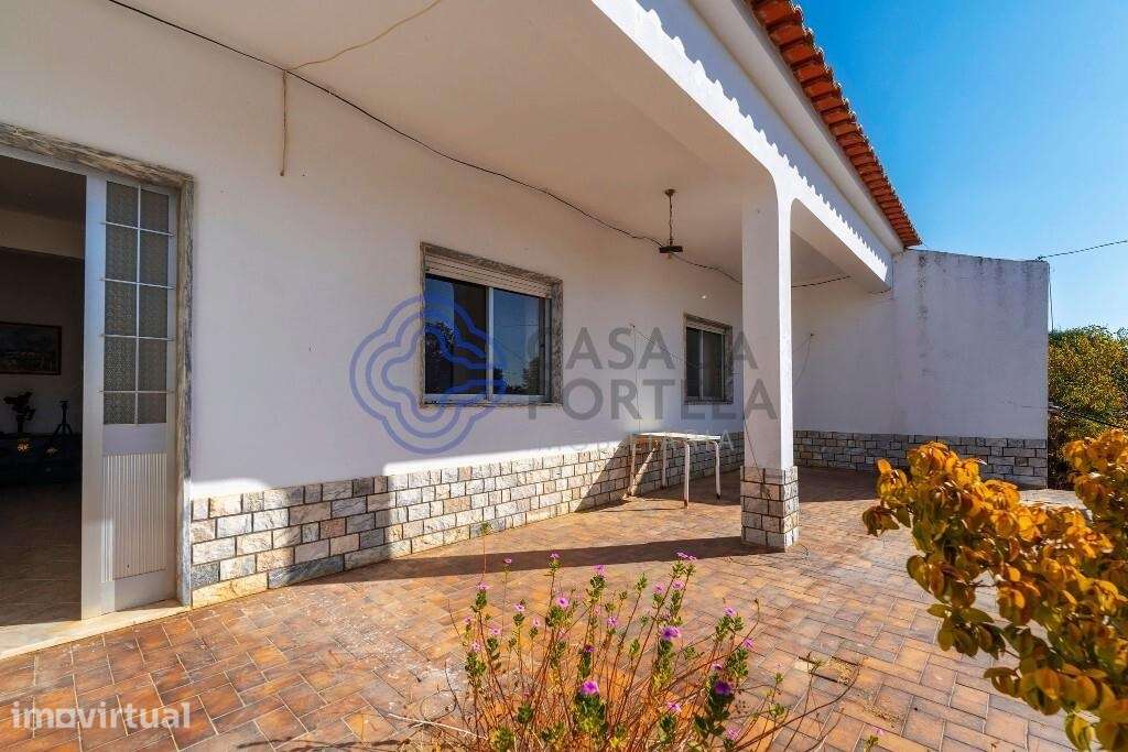 Moradia T4 Isolada e Térrea inserida numa propriedade com terreno de 8 - Grande imagem: 5/43