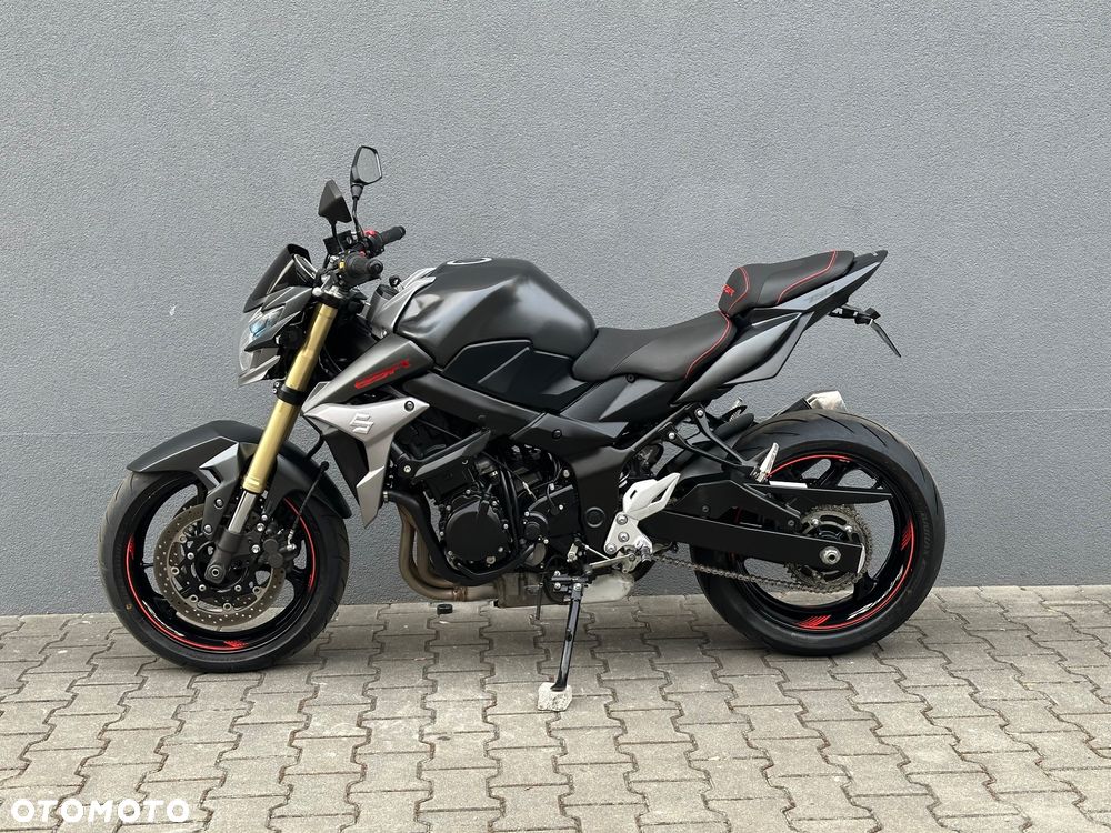 Suzuki GSR - 4