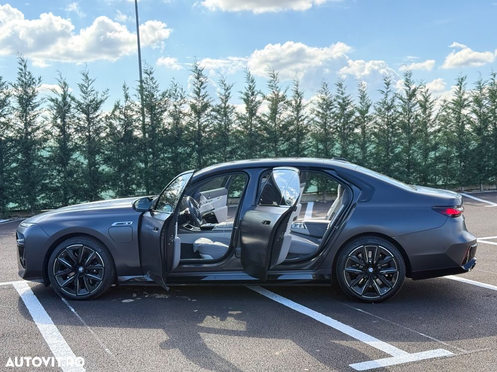 BMW M7 M760e xDrive - 12