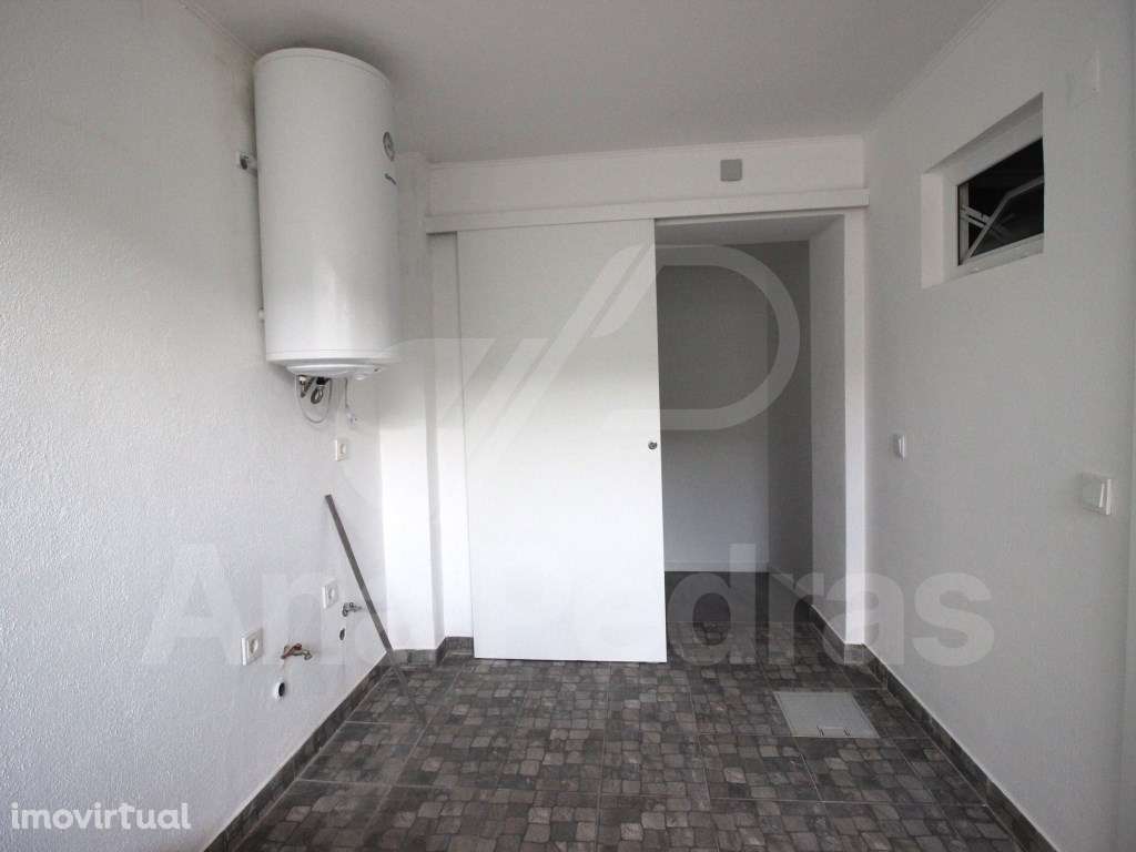 Moradia T2 +1
 Totalmente Reconstruída em Sarilhos Pequenos - Moita - Grande imagem: 4/16
