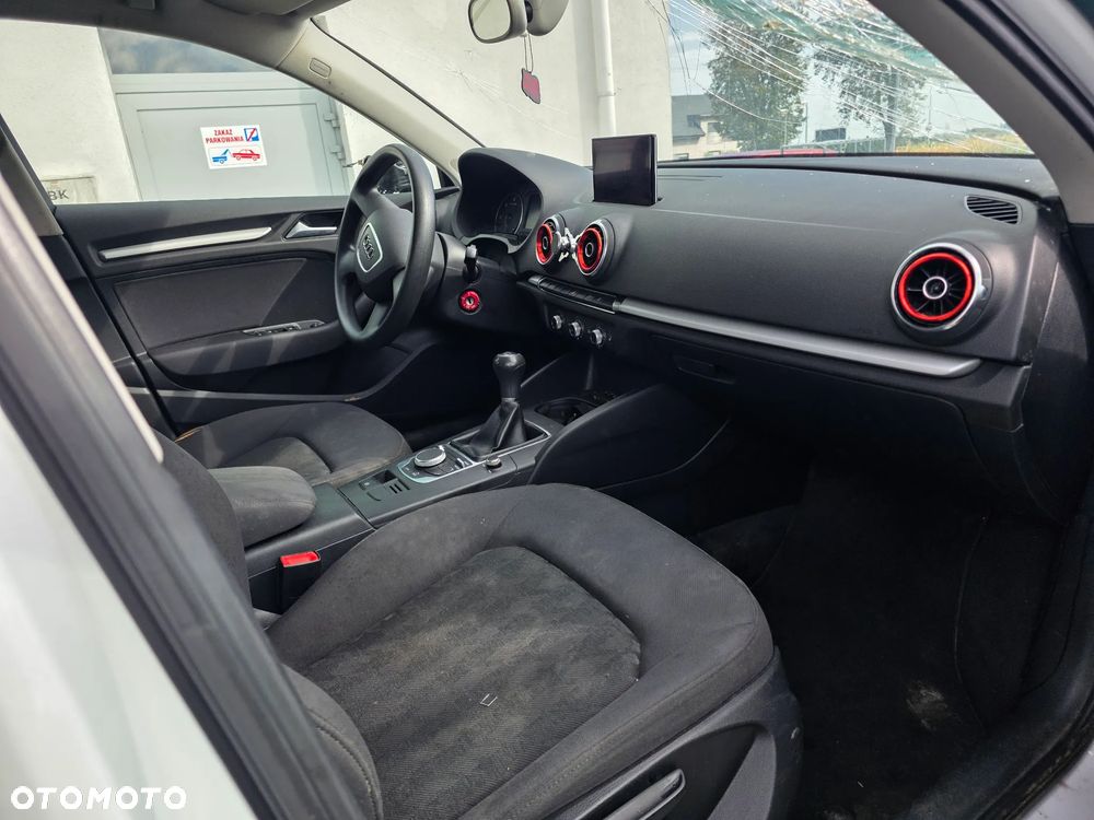 Audi A3 Sportback 1.6 TDI S line Sportpaket - 10