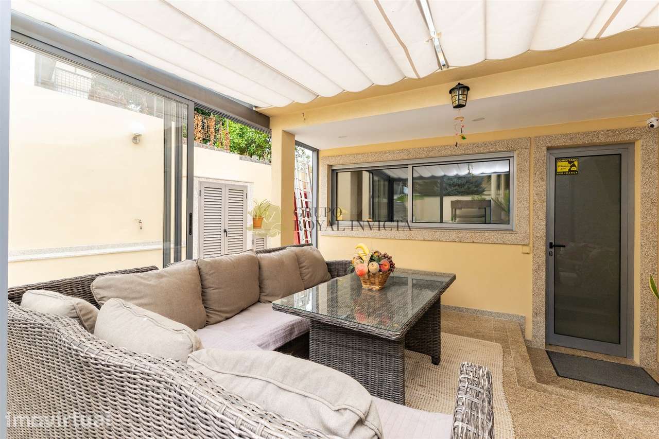 Moradia V2 Duplex com Jardim Privativo, Garagem para 4 Carros e Excele - Grande imagem: 4/33