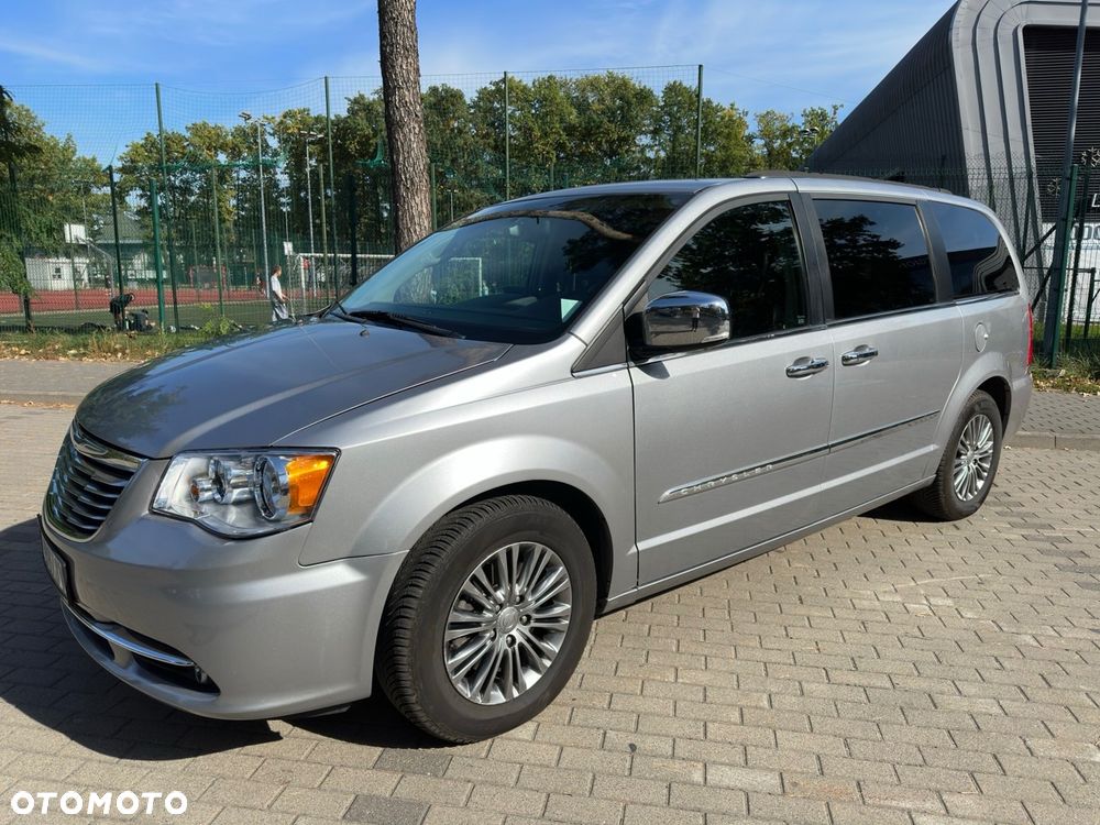Chrysler Town & Country - 3