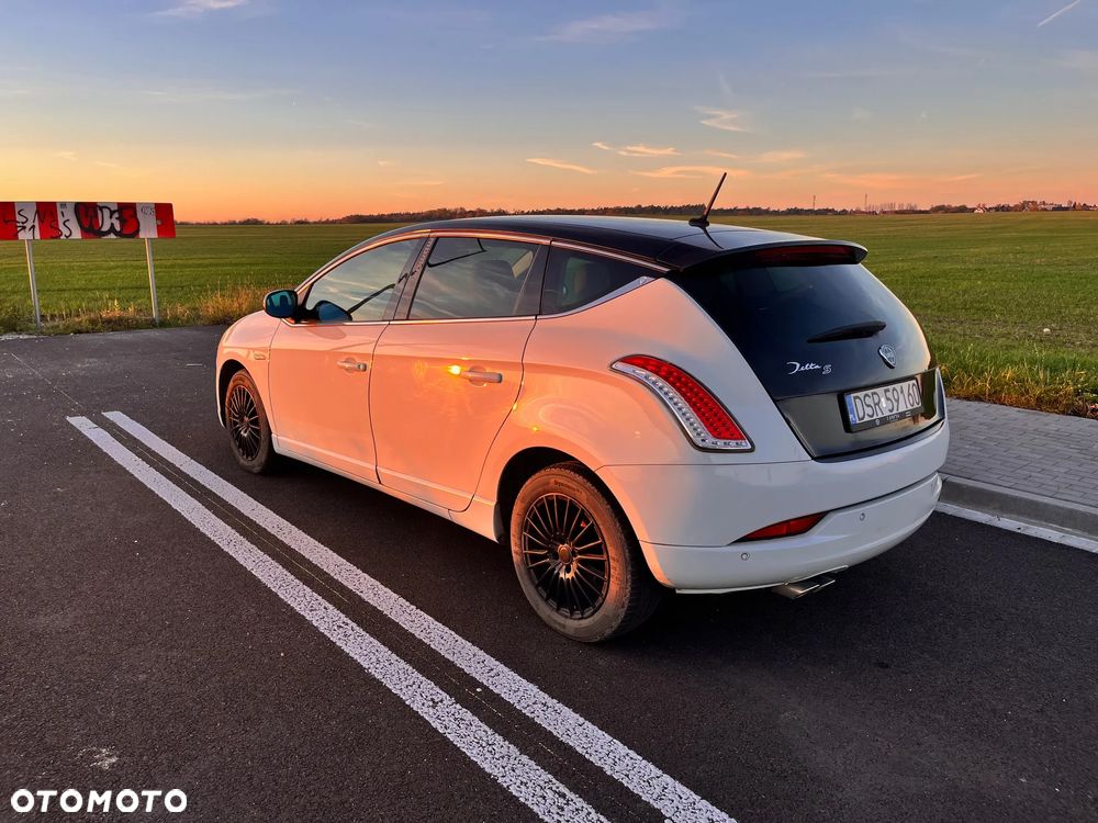 Lancia Delta 1.9 MJ TB S by Momo - 5