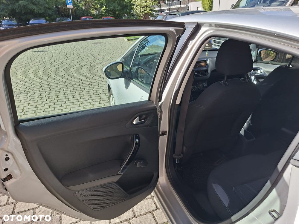 Peugeot 208 - 12