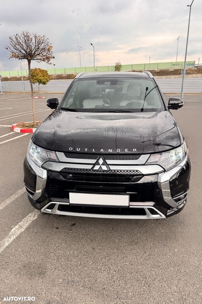 Mitsubishi Outlander 2.4 4WD Plug-In Hybrid - 1