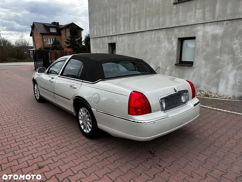 Lincoln Town Car - 9