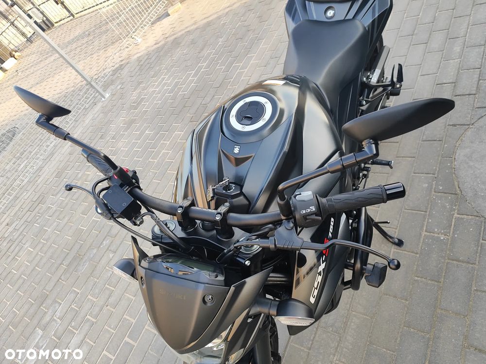 Suzuki GSX - 17
