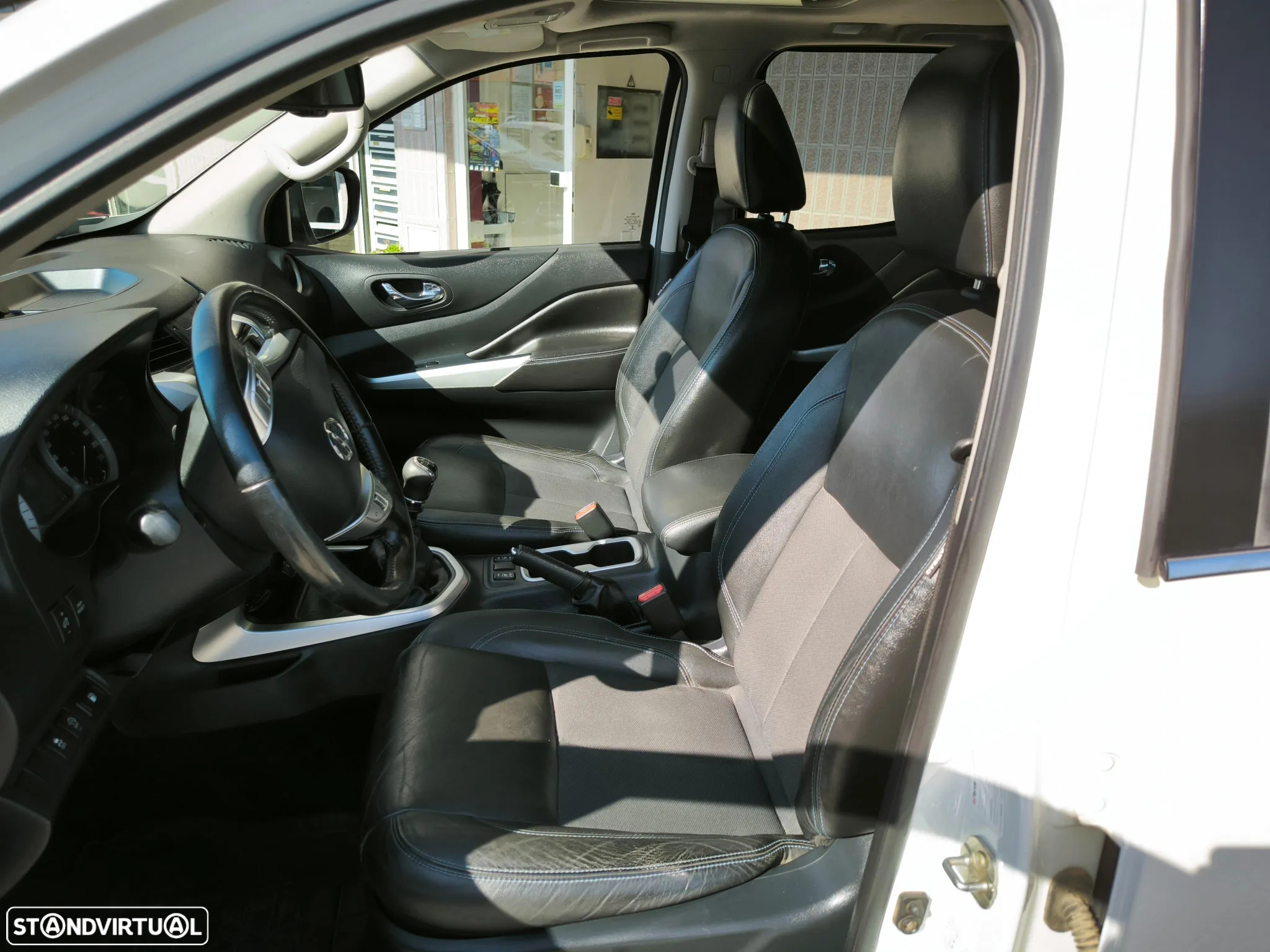 Nissan Navara 2.3 dCi CD 4WD N-Guard - 9