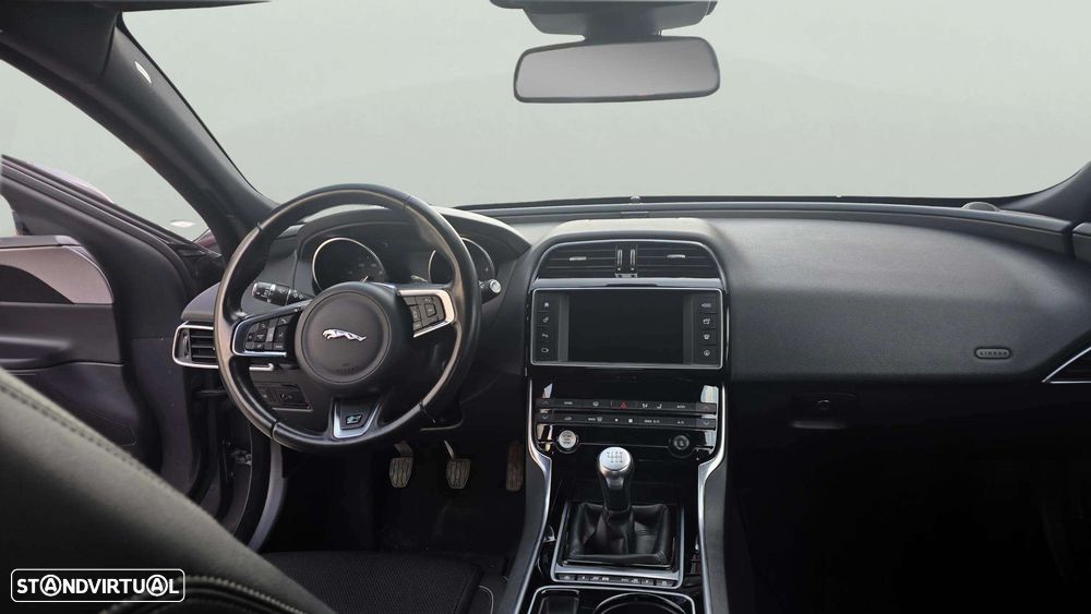 Jaguar XE 2.0 D R-Sport - 18