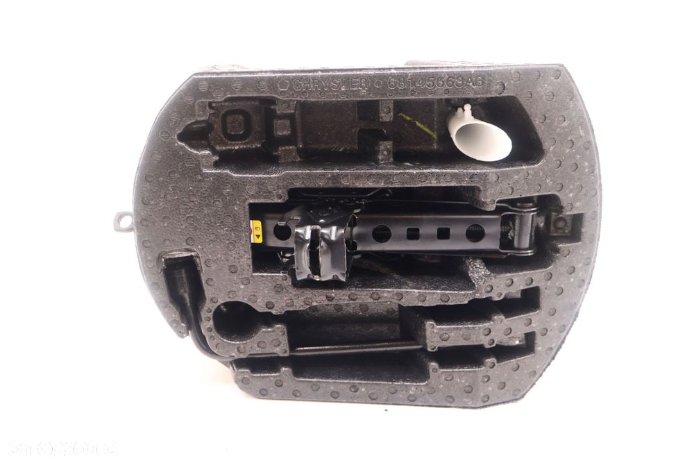 JEEP GRAND CHEROKEE WK2 STYROPIAN WKŁAD KOŁA NARZĘDZIA 68145663AB - 1