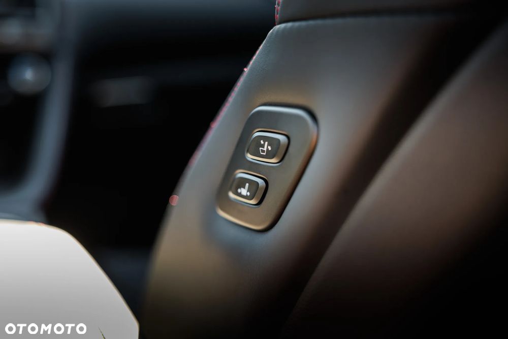 Genesis G70 2.0T Plus AWD 8AT Sport - 34