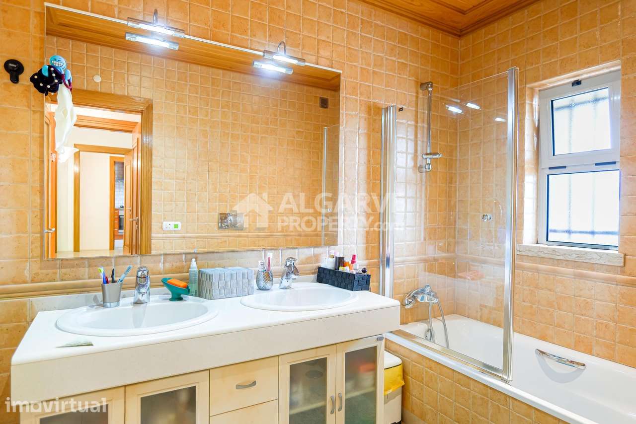 Apartamento T2 com vista mar perto da Marina e do Golfe em Vilamoura - Grande imagem: 5/24