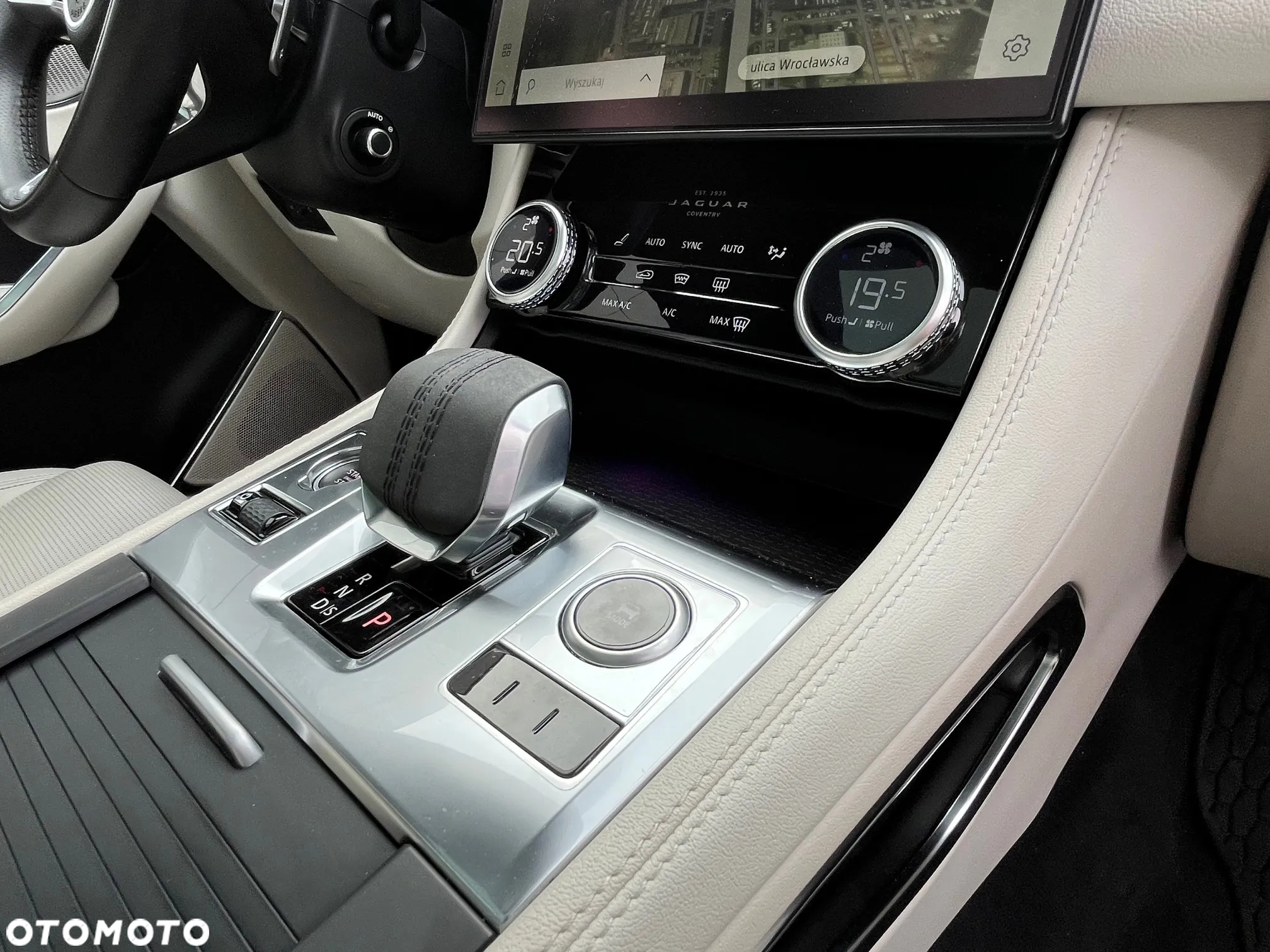 Jaguar F-Pace - 8