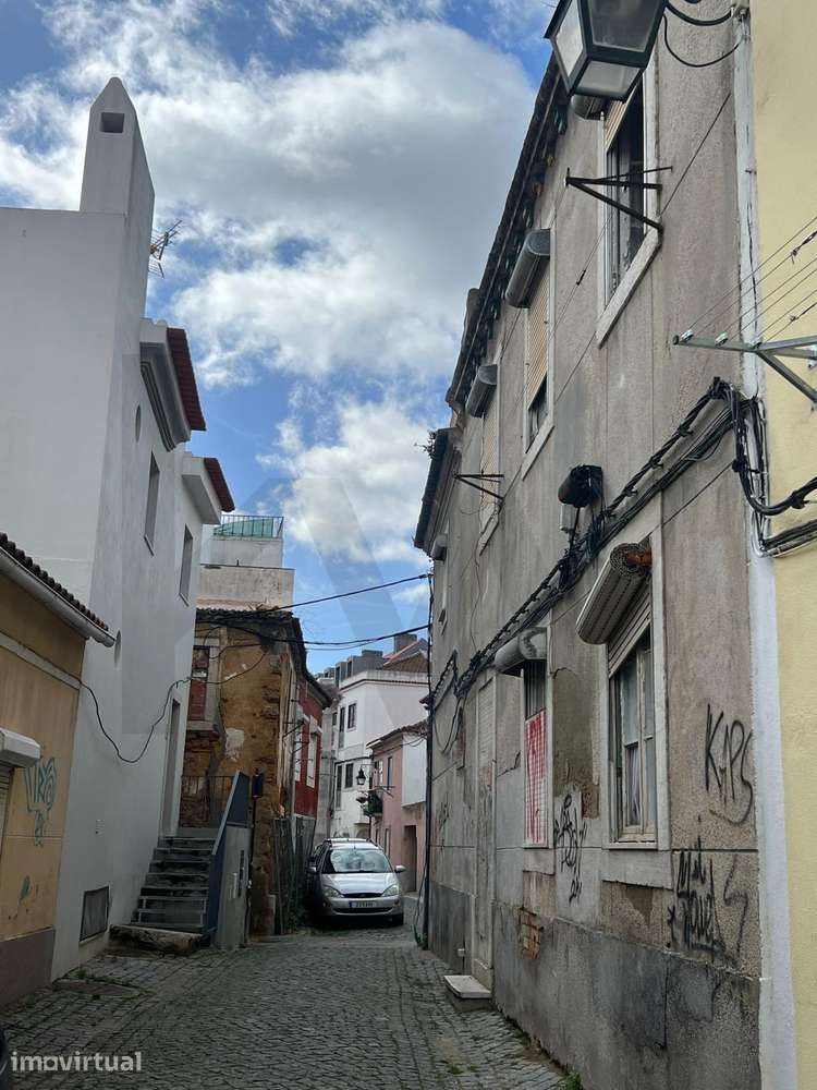 Predio com 5 frações junto ao Rio Tejo, para Reabilitar - Grande imagem: 2/17