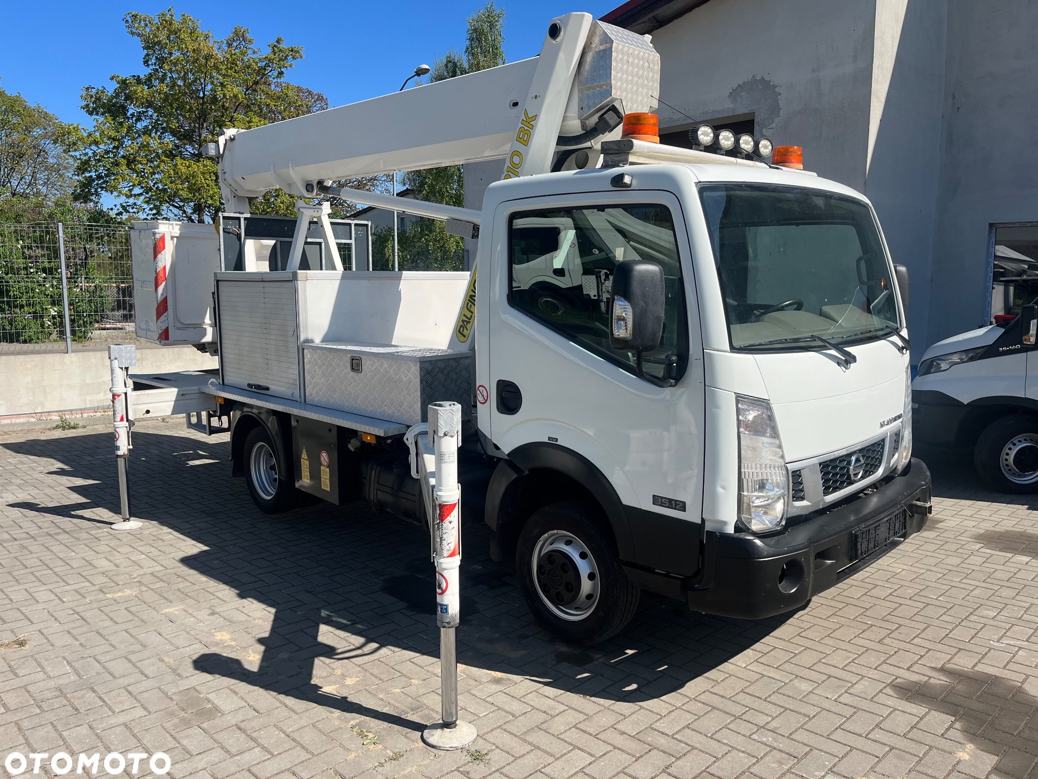Nissan Podnośnik Koszowy Zwyżka Palfinger 210Bk 21 Metrów 16 w bok ! PILOT NA KABLU!! UDT !! Kosz 1000V Izolowany Jak Wumag Ruthmann Gsr - 2