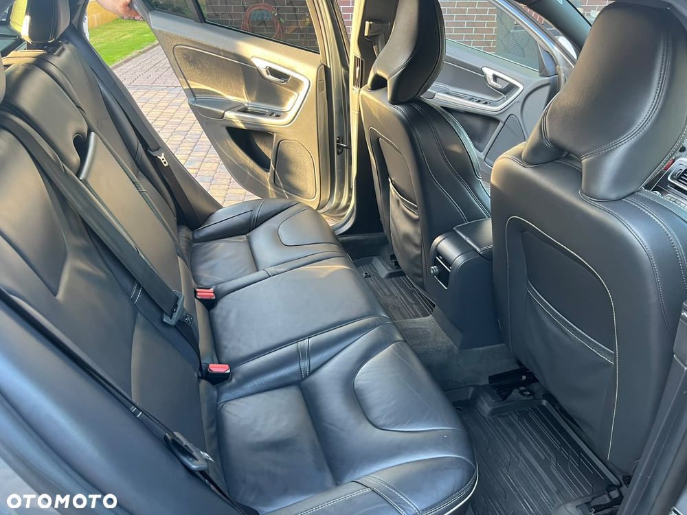 Volvo V60 D4 R-Design - 18