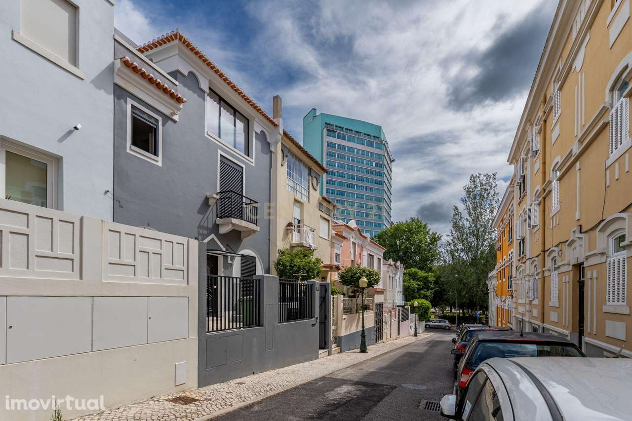 Moradia totalmente renovada no coração de Lisboa, com 4 suites - Grande imagem: 2/28