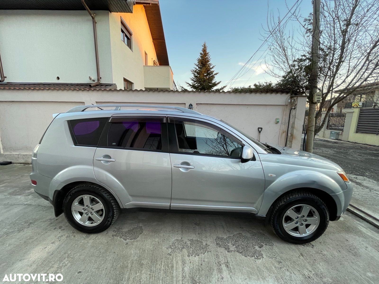 Mitsubishi Outlander - 2
